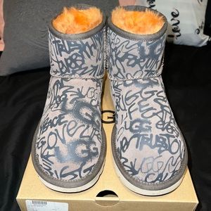 Women’s Sz 8 Classic Street Graffiti Mini Ugg Boots w/ Box! Like New!!